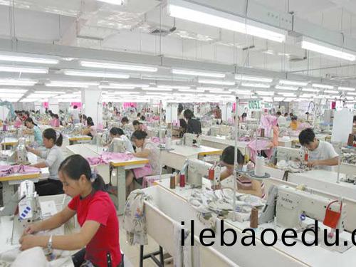 職業(ye)裝(zhuang)生(sheng)産(chan)車間