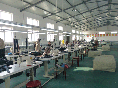 工(gong)作服生(sheng)産(chan)車間